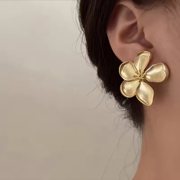 Gold tone Flower Stud Earrings – Vintage Style Statement Jewelry - Picture 6 of 9